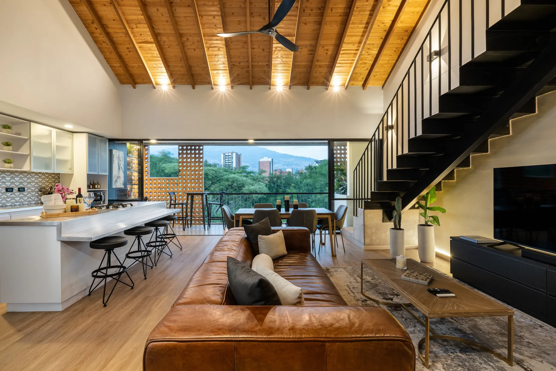 Sala a doble altura, Laureles