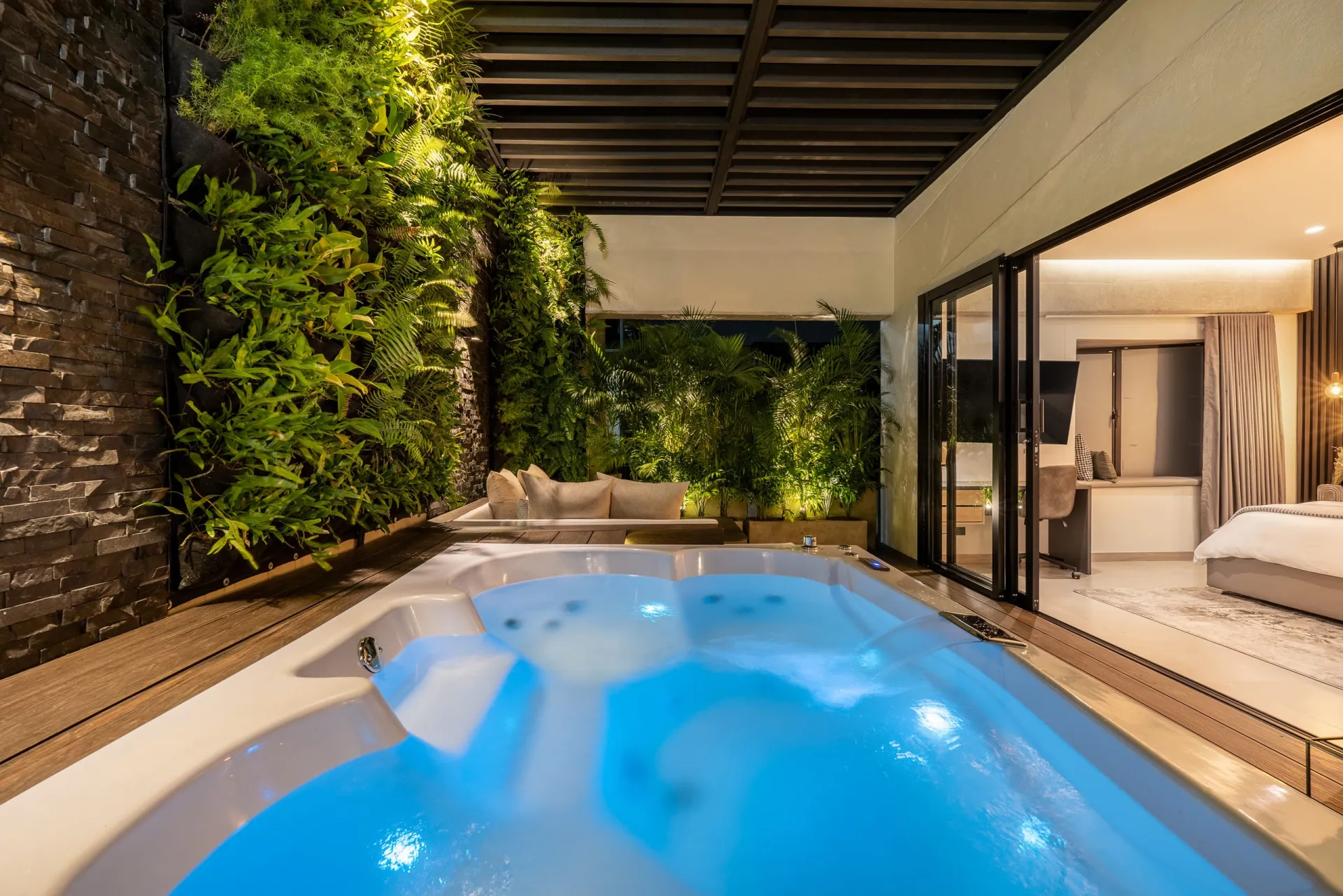 Terraza con jacuzzi iluminada de noche, Laureles