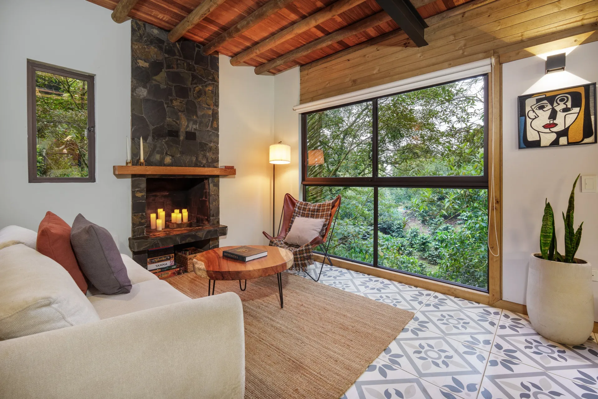 Sala con chimenea de una cabaña en El Retiro